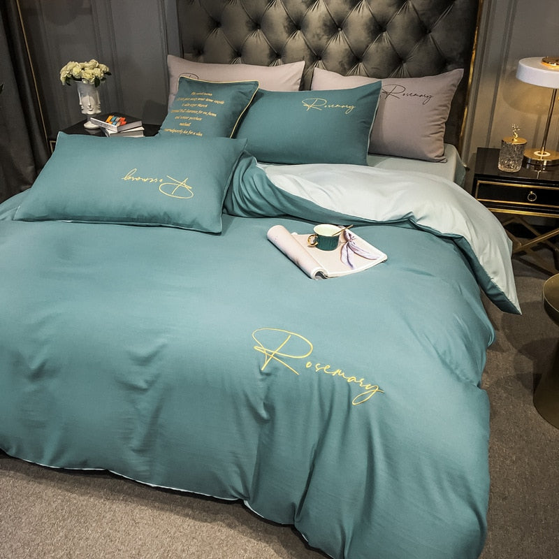 Jednoduché Povlečení S Modrým A Zeleným Vyšívaným Nápisem