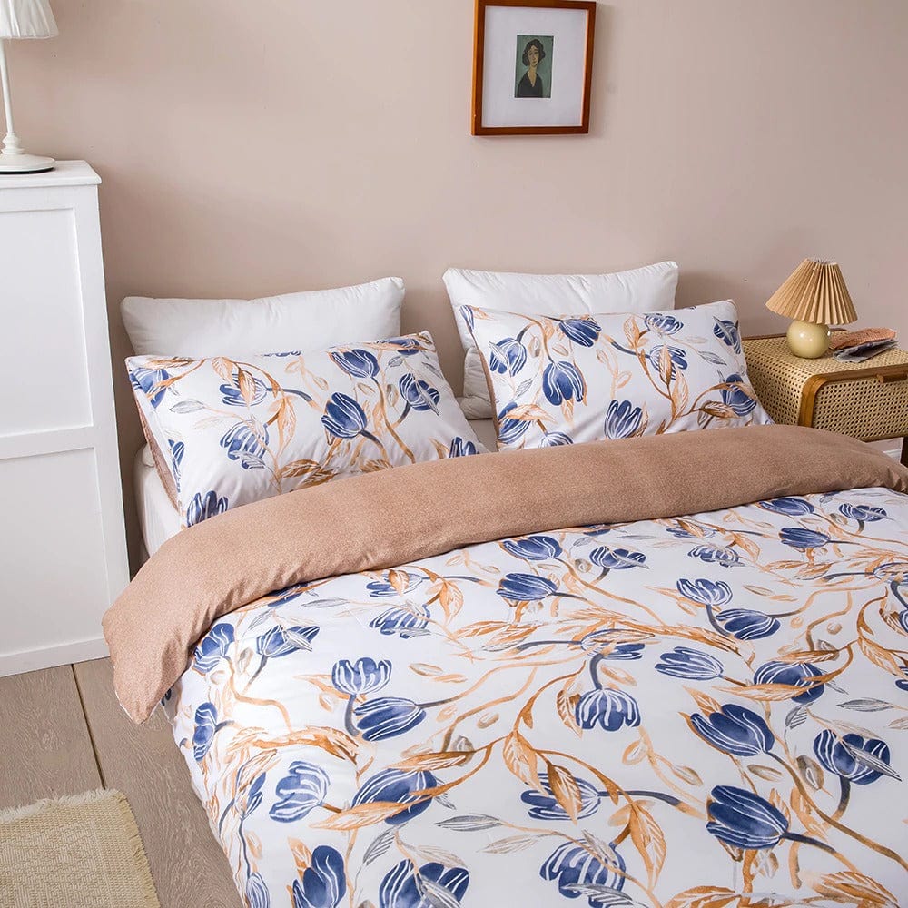 Bílý Povlak Na Přikrývku S Modrými A Hnědými Květy