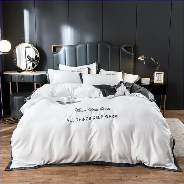 Bílý Povlak Na Přikrývku S Černým Okrajem